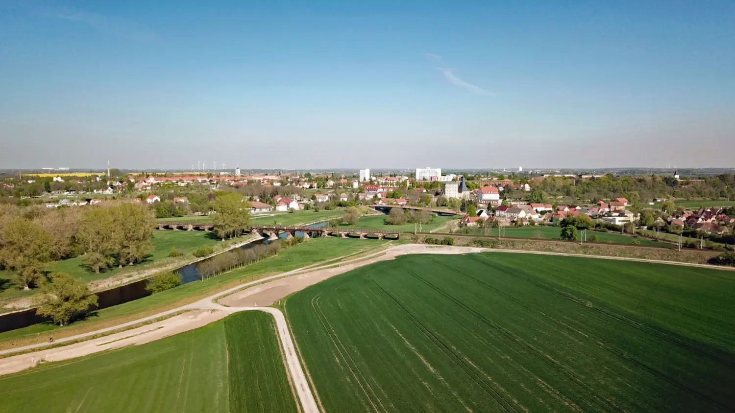 Luftbild von Bad Dürrenberg mit Saale, alter Bogenbrücke, Feldern und der Stadt im Hintergrund