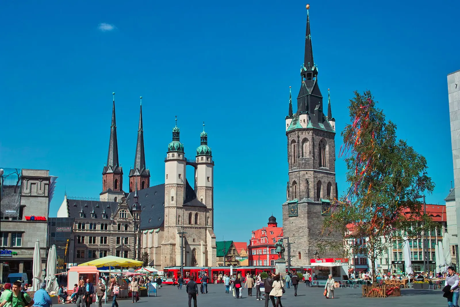 Marktplatz Halle (Saale) mit Marktkirche, Rotem Turm, Straßenbahn und Passanten