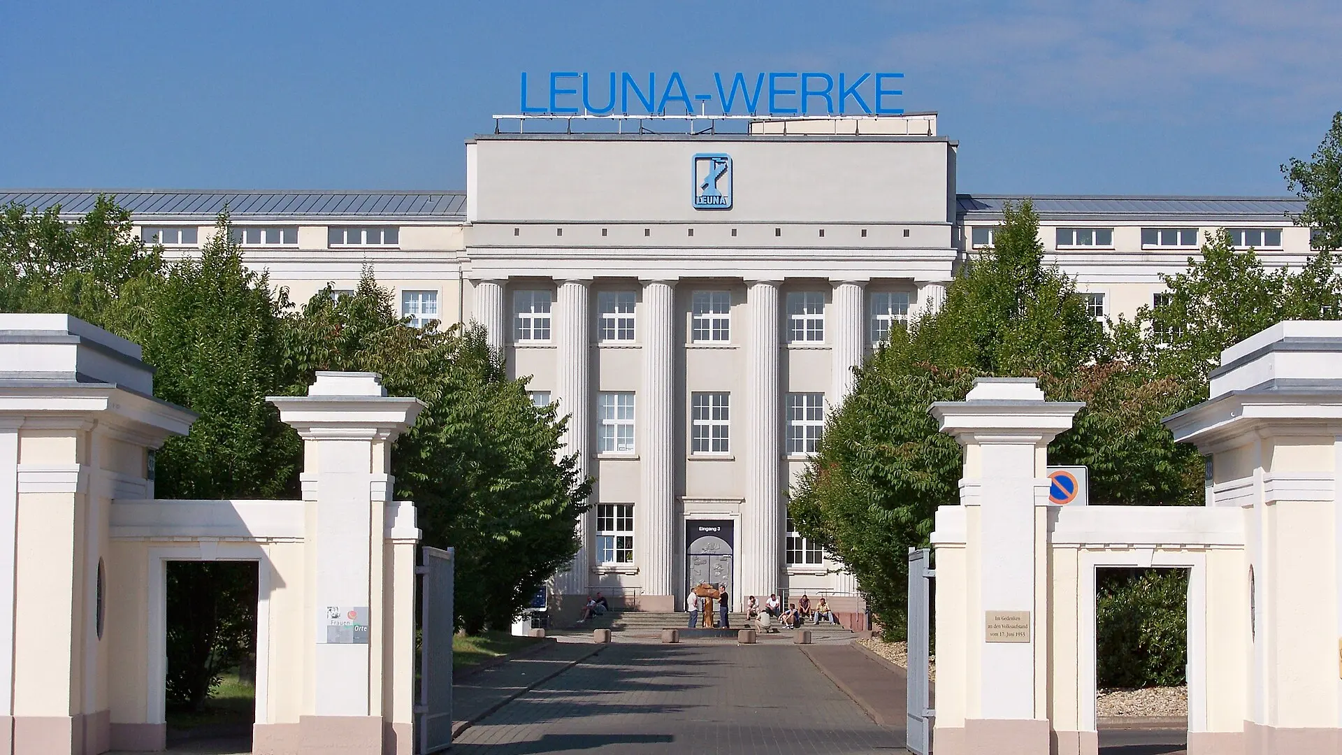 Haupttor der Leuna-Werke mit Verwaltungsgebäude und Schriftzug LEUNA-WERKE
