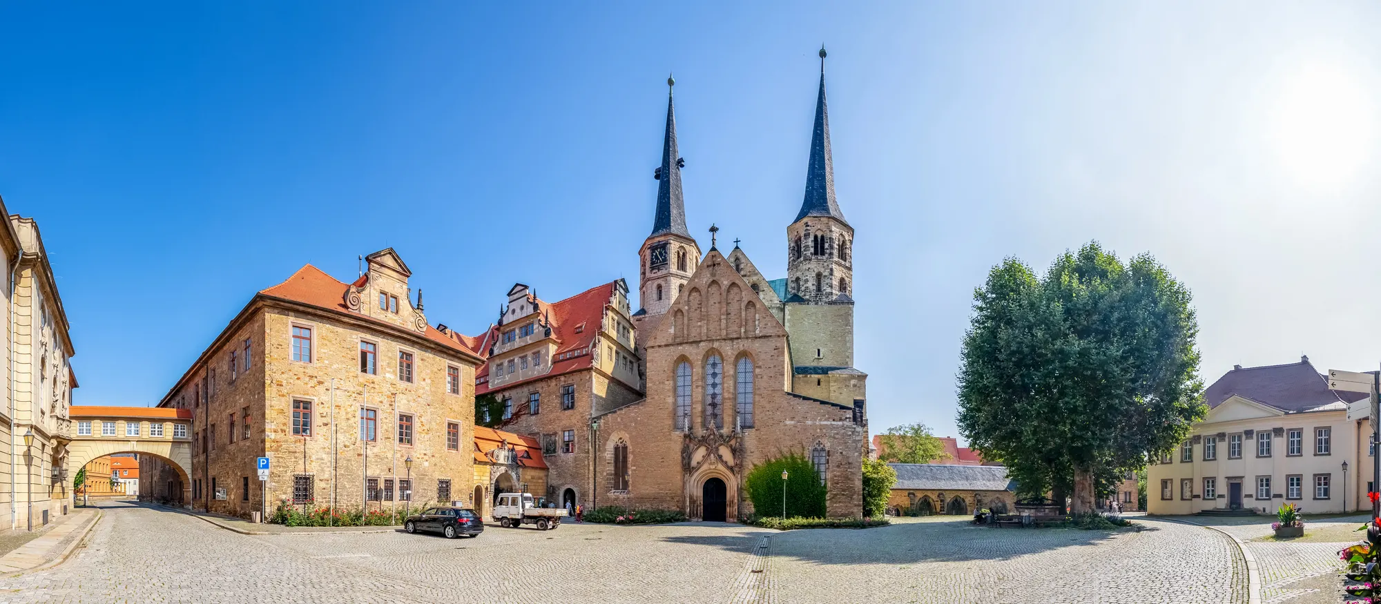 Merseburger Dom und Schloss am Domplatz mit Kopfsteinpflaster an einem sonnigen Tag