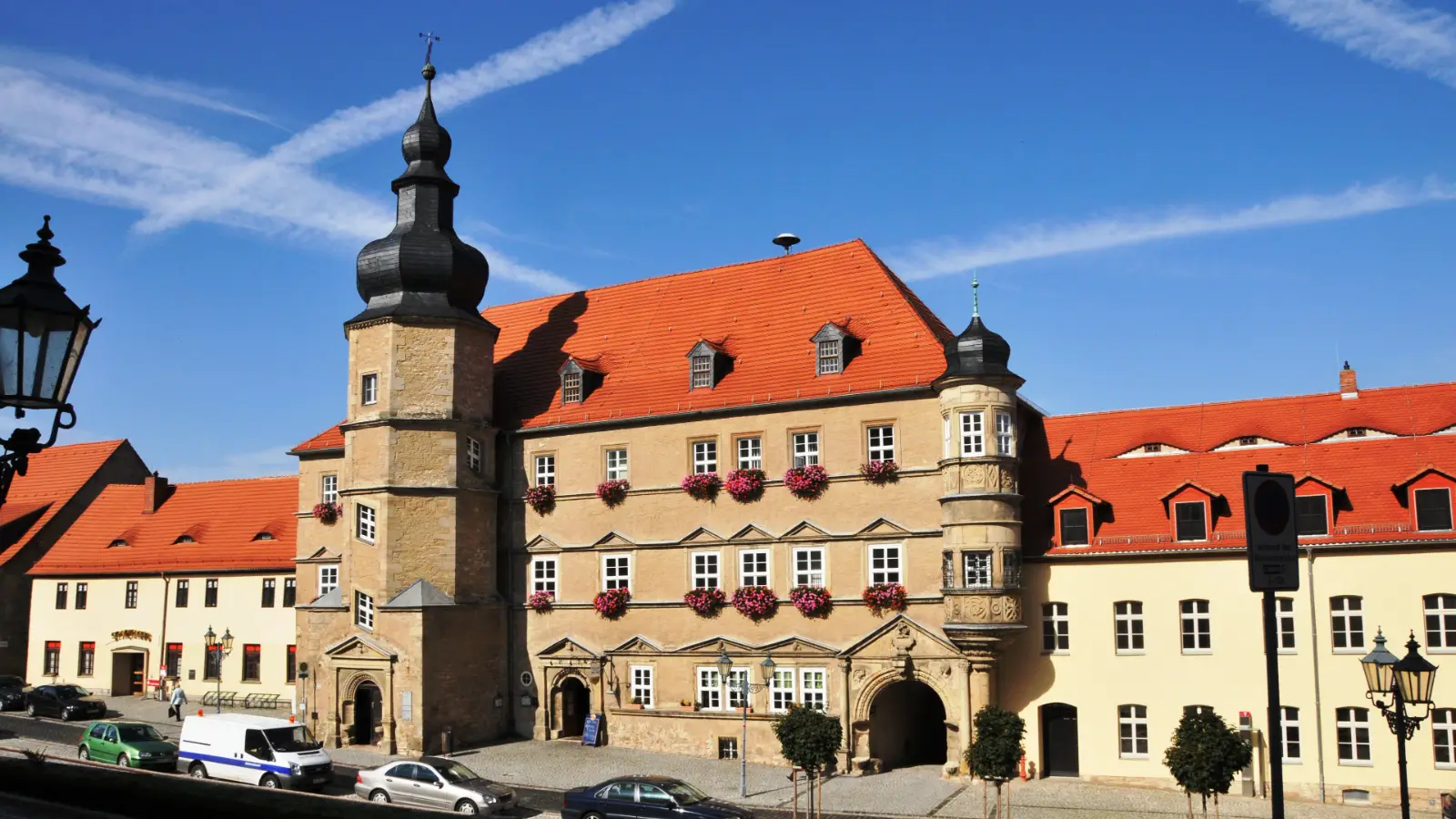 Rathaus Mücheln am Rathausplatz mit Renaissance-Turm, rotem Dach und Blumenkästen