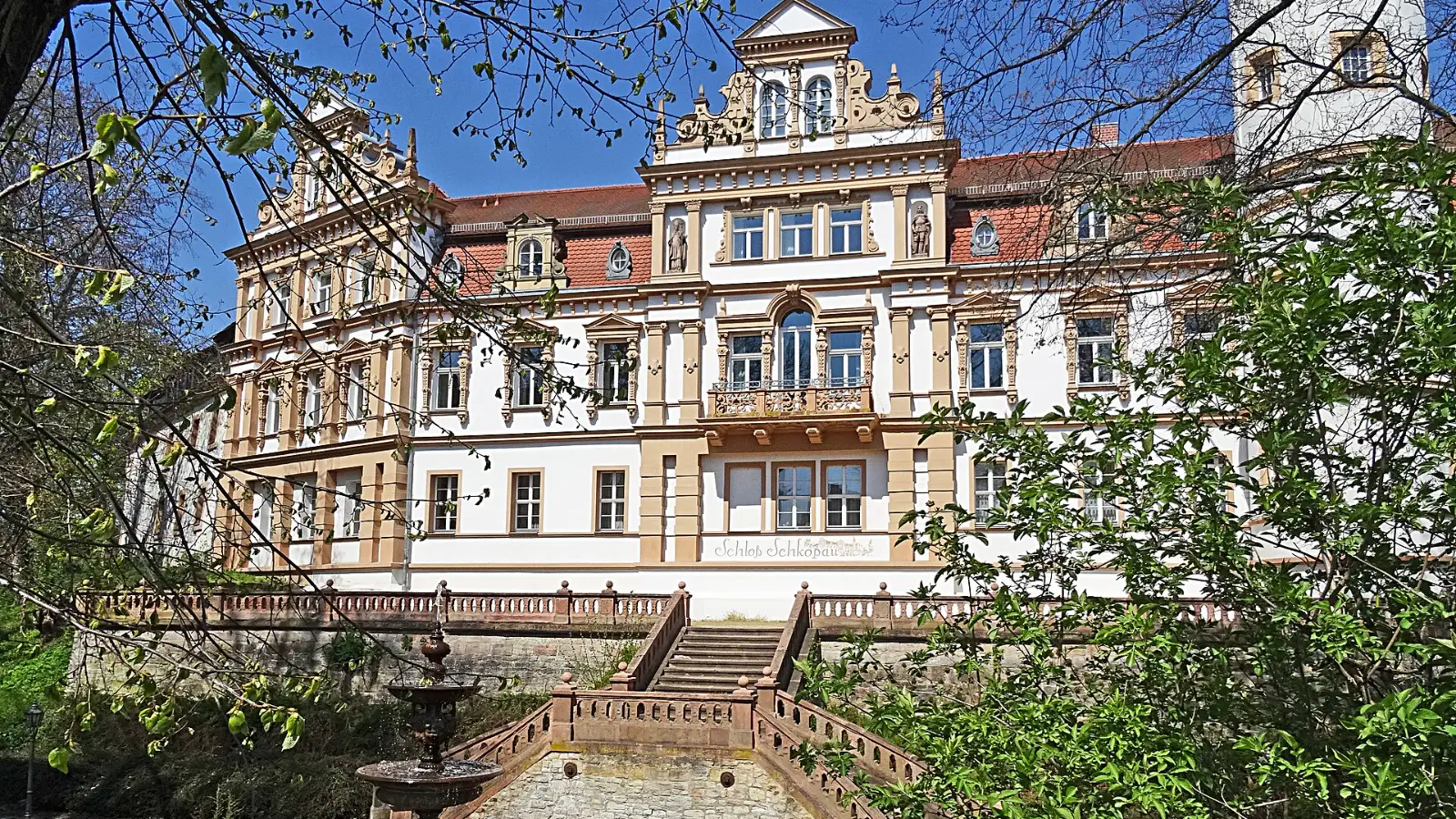 Schloss Schkopau mit Renaissance-Fassade, Freitreppe und Brunnen im Schlossgarten